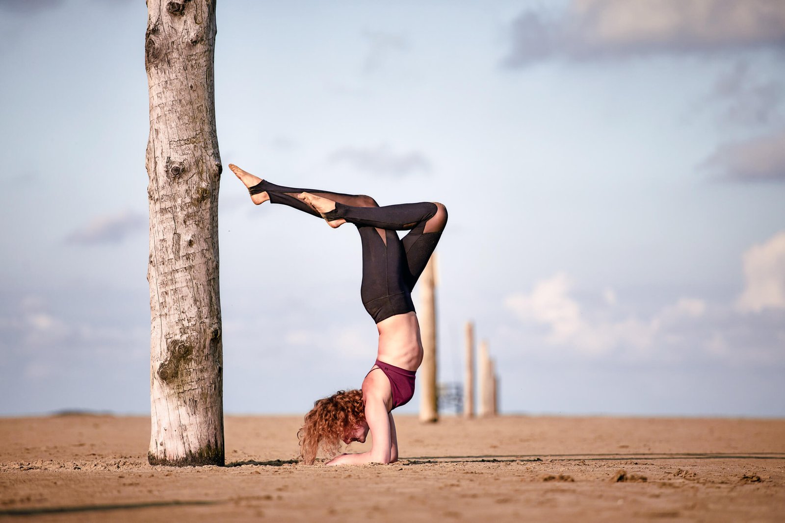 Yoga-Asana-Unterarmstand-Strand-St. Peter Ording